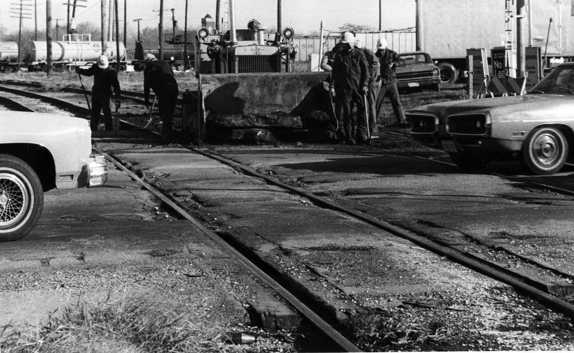 Illinois Central Crossing eldorado 1977.jpg